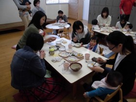 今日は、離乳食教室でした。初期、中期、後期、完了期・幼児食それぞれ試してみました。