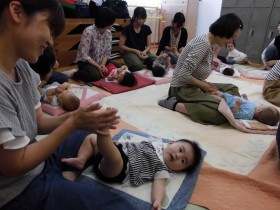 お母さんに触れられてウットリのあかちゃん達。