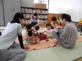 お母さん同士、あかちゃん同士で世間話をしているようです。