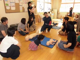 熱中症対策としてはお水よりお茶、お茶よりスポーツドリンクが良いそうです。また首、脇等冷やすことも予防になるそうです。