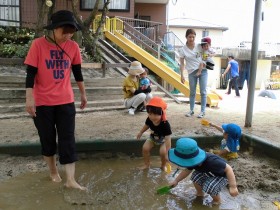 最初は少しずつ水に入ってましたが水をかけあったりジャンプしてみたりと段々とダイナミックになっていきどろんこ遊びを楽しみました