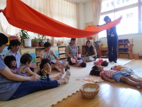 大きな布を使って風よこいこい～！！ひらひらと揺れる布をつかもうとしたり、びっくりした子もいたね。