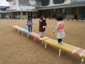 寒空の中、子供たちは元気に外遊び