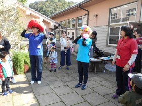 夏のお出かけぱ保育は、かっぱが遊びに来てくれたけど、今日は、きのことバラの妖精が遊びに来てくれたよ。