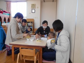 お母さん達も栄養士さんに食べる量や食べ方、調理方法を聞きました。