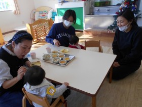 栄養士さんにも味付け、料理方法、悩みなど熱心に相談されていました。