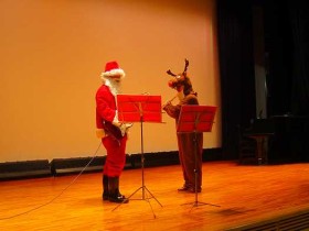 サンタクロースとトナカイさんが登場し、得意な楽器の演奏を披露してくれました。 